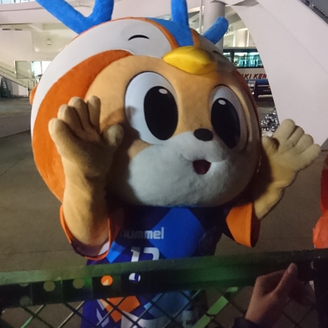 勝ったねー!って試合後ヴィヴィくんとハイタッチ。