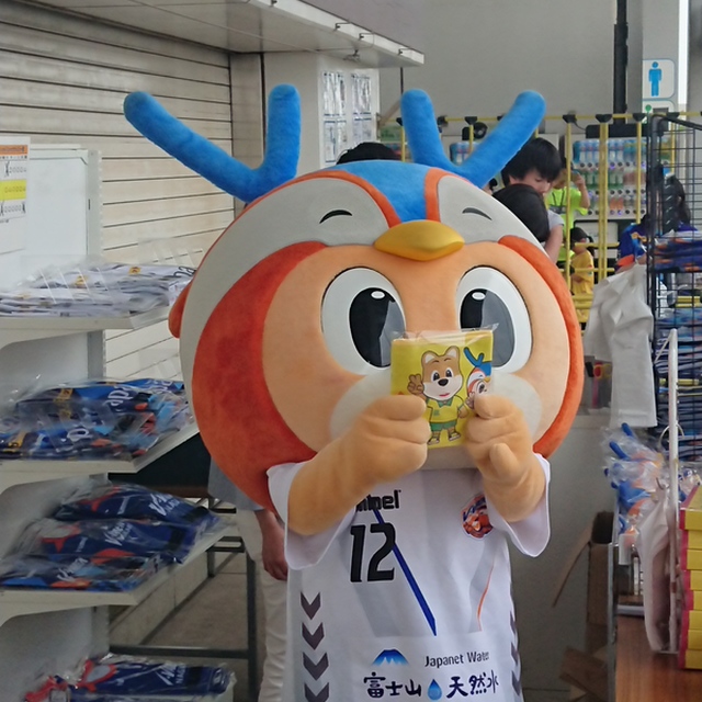 グッズ売り場で、ジェフィくんとのコラボグッズを売るヴィヴィくん