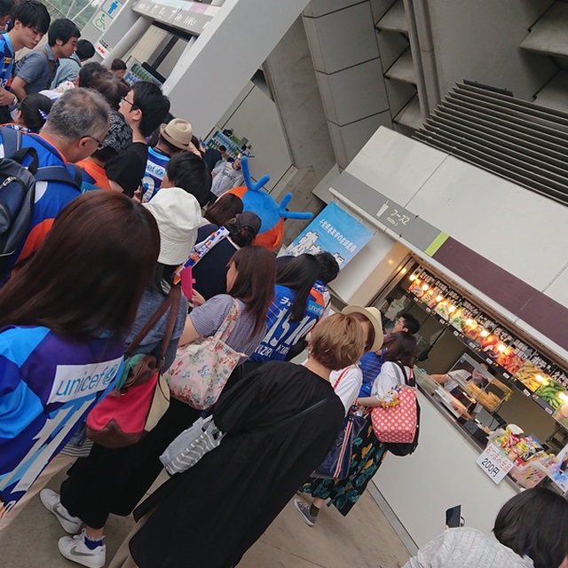 グッズ売り場にヴィヴィくんが来て大混雑