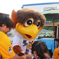 自身のTシャツを着てファンサービス!