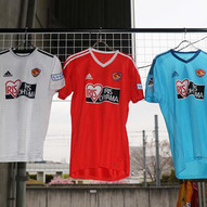 4月14日から、仙台の2018オーセンティックユニフォームの新しいモデルが発売されました。展示されているのは、左からフィールドプレーヤー 2nd、GK 1st、GK 2nd です。このほかにも黒のGK 3rdも発売。価格は税込み15900円です。