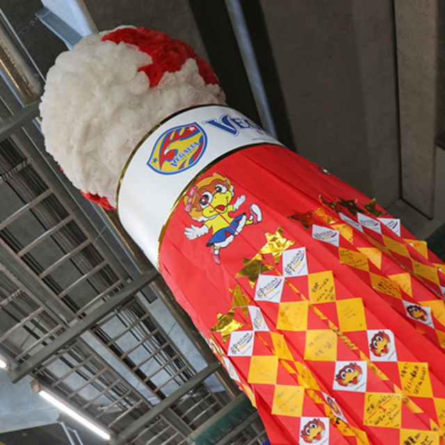 スタジアムのコンコースで展示中