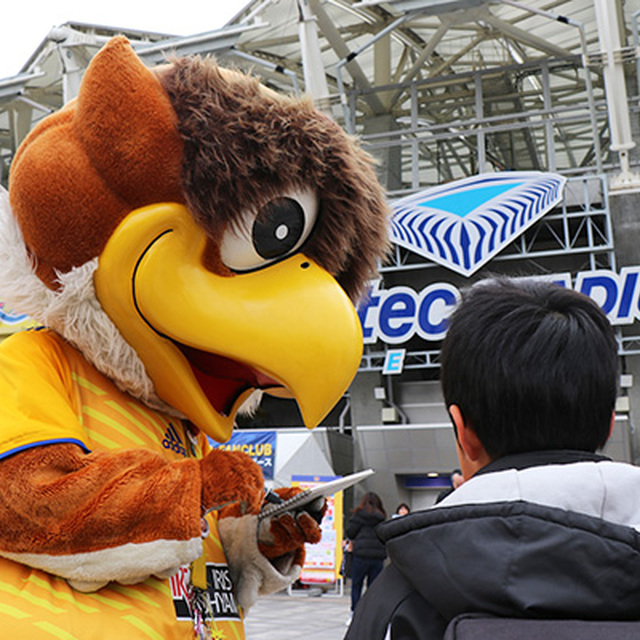 両チームのサポーターにサービス中のベガッ太さん