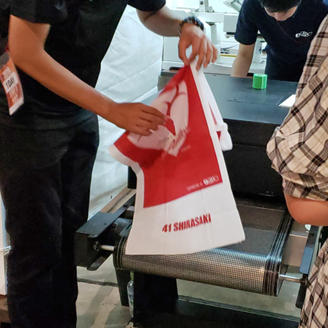 オリジナル手ぬぐいに好きな選手の名前と背番号を印刷できるブースも開催