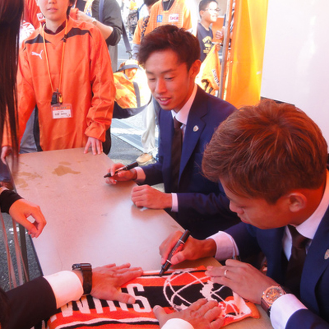 試合前のサイン会は石毛選手と伊藤選手