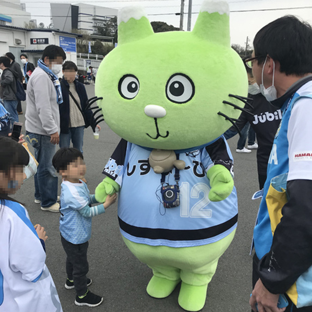 「しずな~び」と手をつなぐちびっ子も