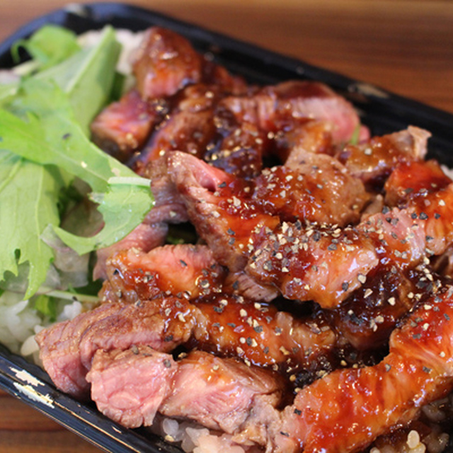 ボリュームたっぷりのステーキ!