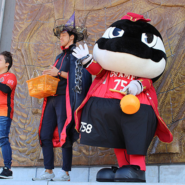 グランパスくんジュニアは海賊のコスプレで登場。堂々とハロウィーンの始まりを宣言しました。