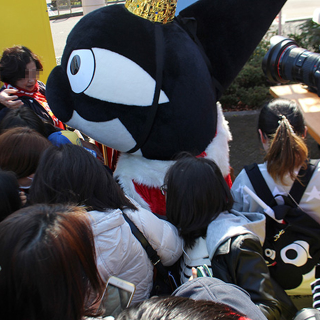 グランパスくんが配る「しるこサンド」にサポーターが殺到!