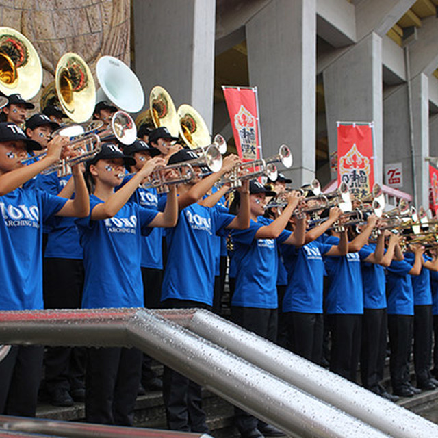 開場前にマーチングバンドが合同演奏!