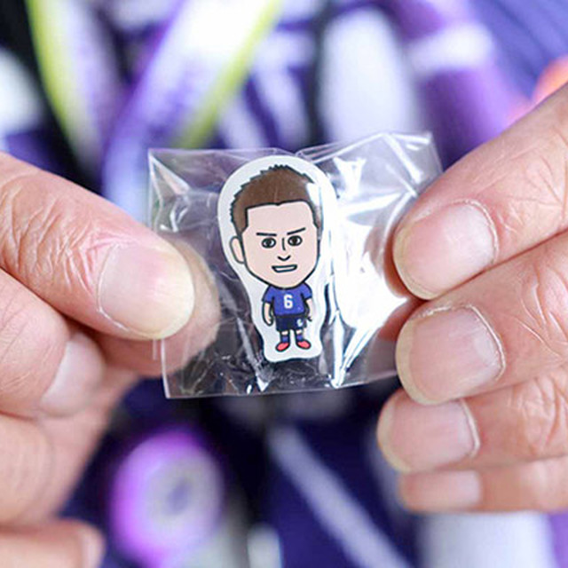 青山敏弘選手の『選手似顔絵ピンバッジ』