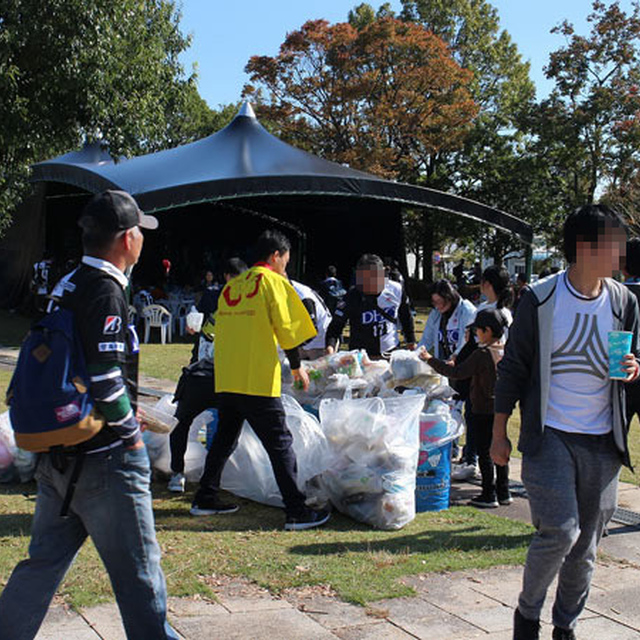 係の人と一緒にサポーターもごみを整理