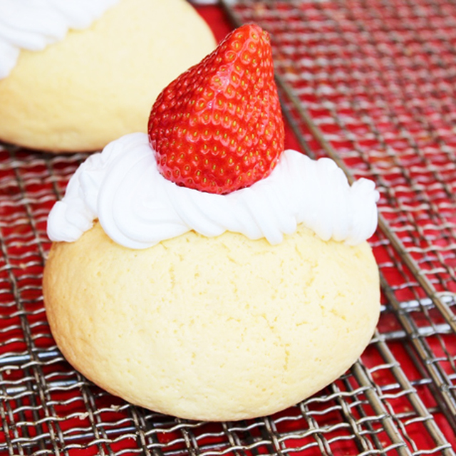 とちおとめを焼きたてのメロンパンに!