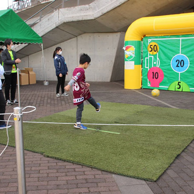 琉球サポーターの少年もキックターゲットに挑戦!