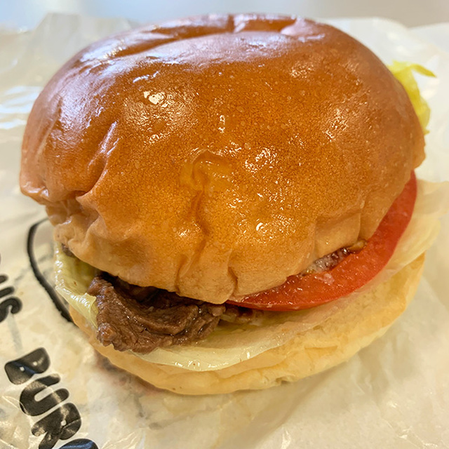 人気メニューの1つの「千屋牛バーガー」