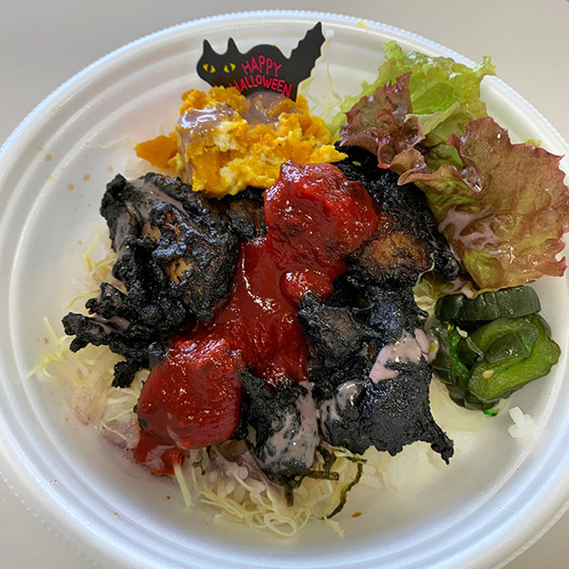 ハロウィンメニューの「ハロウィーン 黒チキン丼」