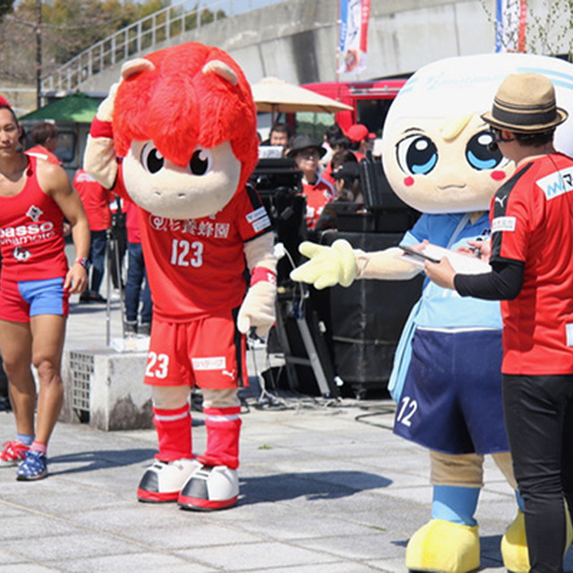 ロアッソくんとさぬぴーが対決!