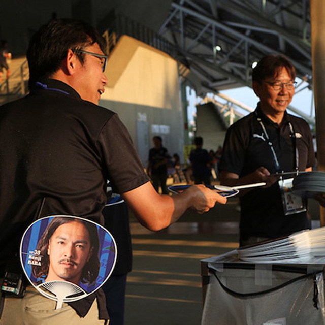 榎徹社長もうちわを配布!