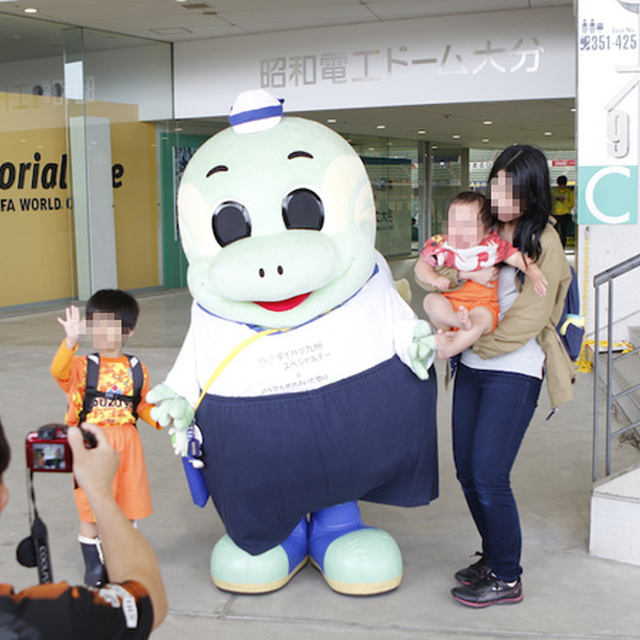 大人気のニータンがアウェイサポーターとも交流