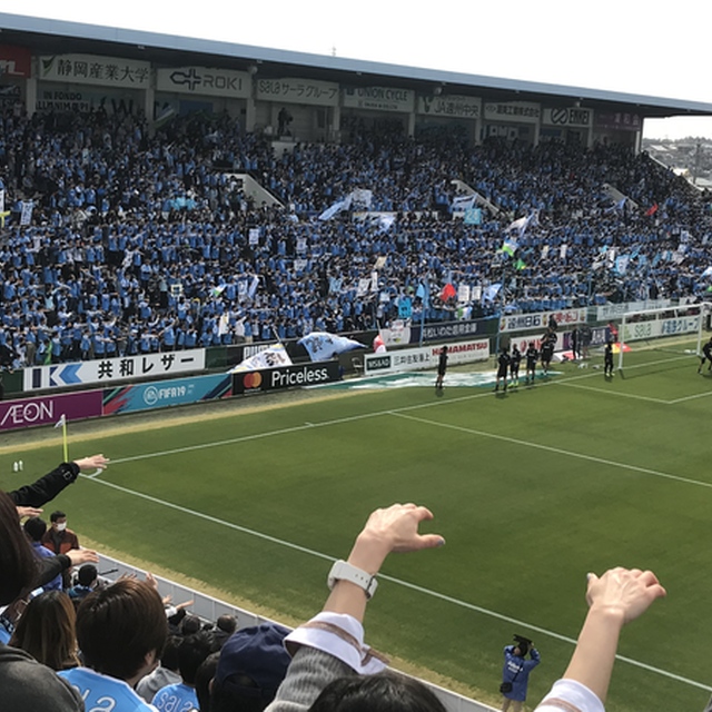 選手がピッチに入りサポーターへ挨拶