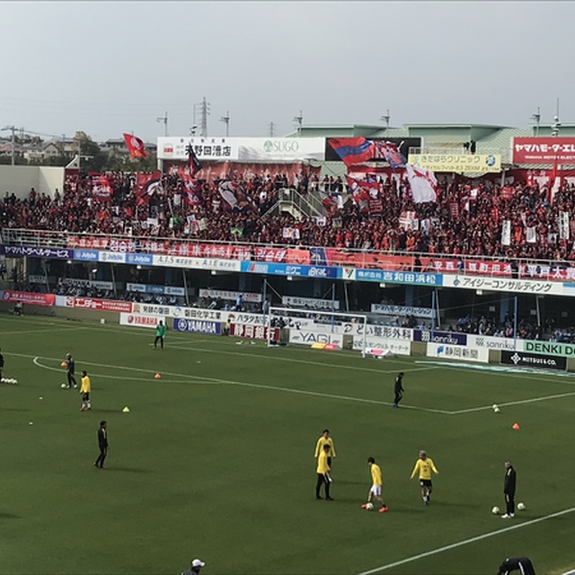 ゲーフラと大旗で練習を見守る。シュートが枠に飛ばないと鹿サポーターから「入れろよ」とゲキが飛ぶ。