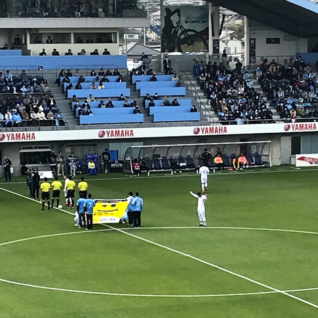 キックオフ前に祈りを捧げるレアンドロ選手