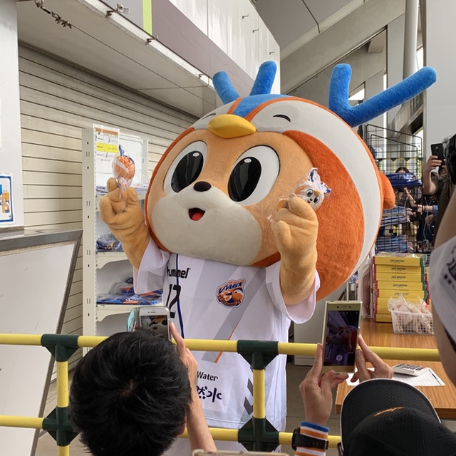 千葉でもグッズ売り場でお手伝いするヴィヴィくん。周りはいつも人だかり